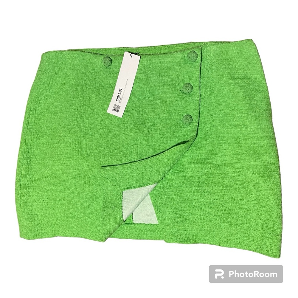 NWT. Women’s Zara Bright Green Mini Skirt. Size Large. 30% Recycled Cotton.